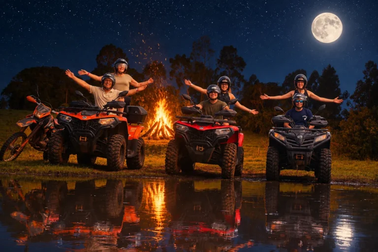 Luau noturno com fogueira entre quadriciclos, pessoas de braços abertos e a lua cheia no céu escuro, refletidos na água.